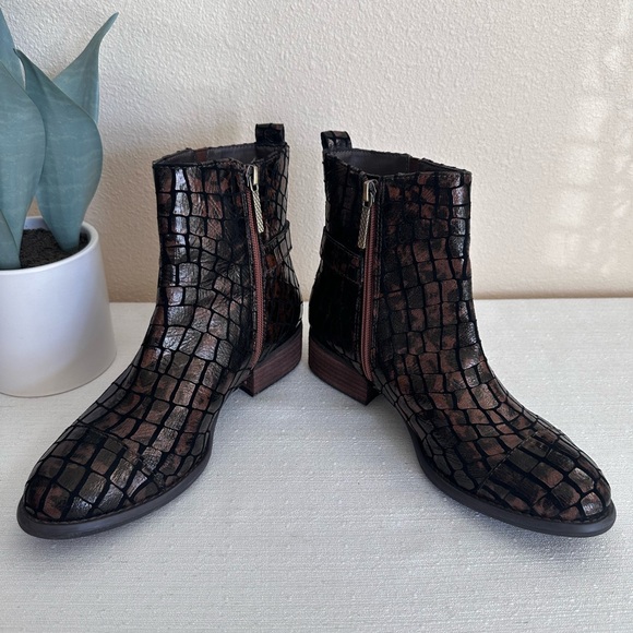 Donald J. Pliner Swift Brown Croc Embossed Leather Zip Ankle Booties Women’s 7M - Picture 9 of 15